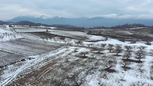 Schneebedeckte Landwirtschaft, Felder, Berge, Gipfel, Hintergrund, bewölkt