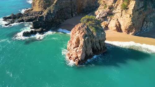 Rochas, falésias no meio do mar Mediterrâneo, praia azul virgem, paraíso turquesa, tamariu b.
