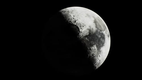 Majestätischer Mond wirft Schatten in den tiefen Nachthimmel und wird von Sternenbeobachtern bewundert