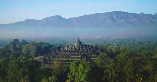 Magelang, 26. Juli 2021, Hintergrund mit hohen Hügeln des Borobudur-Tempels