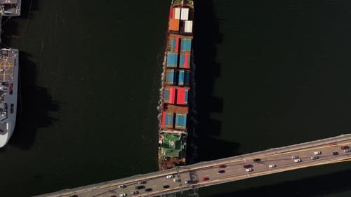 Vista superior do navio porta-contêineres entrando no porto de Halifax Global Trade In Action