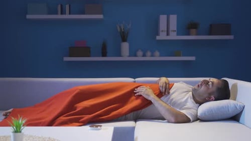 Submergé par la chaleur, l'homme transpire et se contracte.