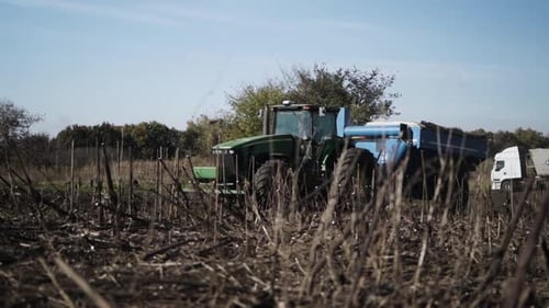El tractor trabaja con una grada de discos en el campo cultivando tierra