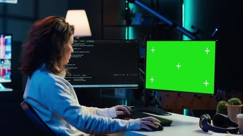 IT-Experte in der Wohnung arbeitet am Mockup-Desktop-PC