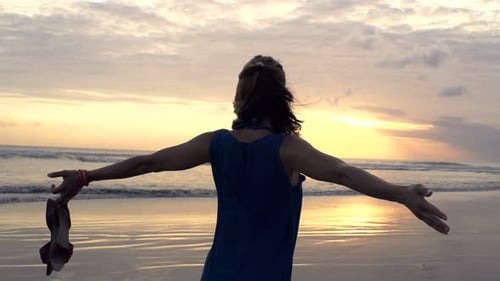 Glückliche Frau genießt Sonnenuntergang am Strand in Meeresnähe, Super 240