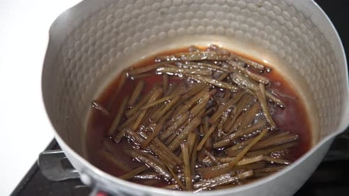 Pestwurz-Tsukudani zubereiten