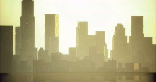 La puesta de sol brilla sobre el horizonte de la ciudad con la silueta de edificios altos
