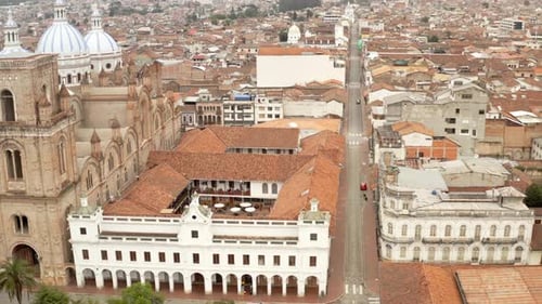 La ciudad vacía de Cuenca, Ecuador, durante el bloqueo de la pandemia de Covid19 desde la perspectiva de un dron