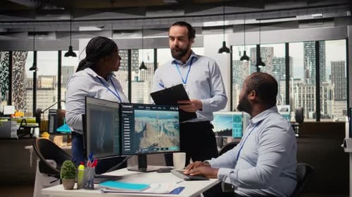 Une équipe d'ingénieurs au bureau effectuant des tests de technologies de production d'énergie verte