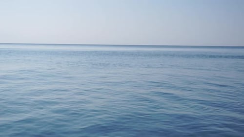 Meeresoberfläche, niedriger Winkel, Blick über klares, azurblaues Meerwasser, Sonnenblendung, abstrakter nautischer Sommerozean