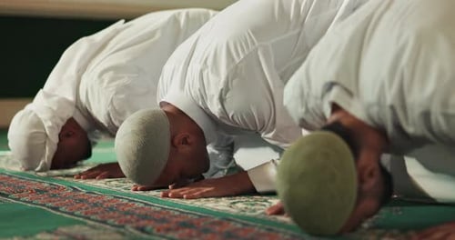 Bogen-, Menschen- und Gruppengebet in der Moschee für Frieden, Palästina und Dankbarkeit gegenüber Allah im heiligen Tempel