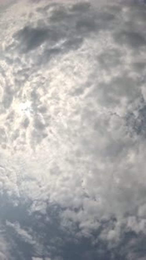 Timelapse : cumulus moelleux se déplaçant dans un ciel lumineux au coucher du soleil, nature aérienne abstraite, océan d'été