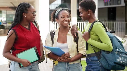Estudantes africanas juntas se divertindo depois das aulas na universidade
