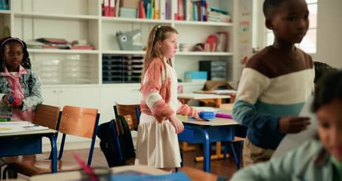 Niños, organicen el escritorio y comiencen la clase para el aprendizaje, la educación y el desarrollo académico en la escuela primaria