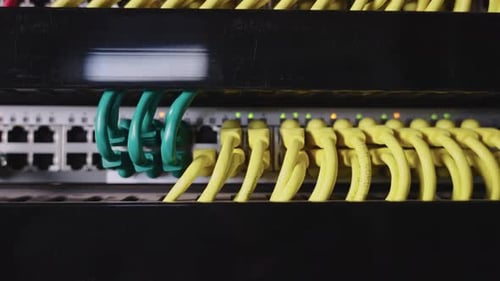 Netzwerk-Panel-Switch und Kabel im Rechenzentrum