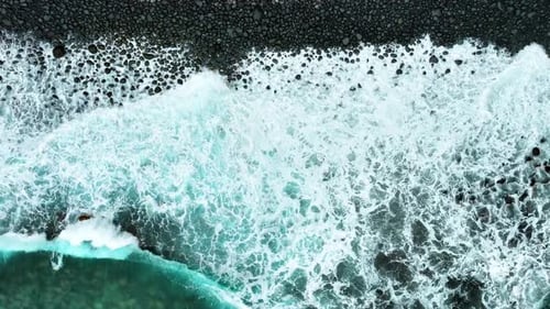Sauberer Meeresstrand Reines blaues Meerwasser, Wellen in Zeitlupe, Luftaufnahme von oben, fabelhaftes Meer