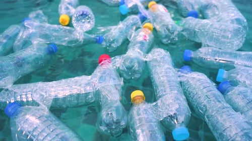 Plastikmüll im Meer. Problem der Ökologie.