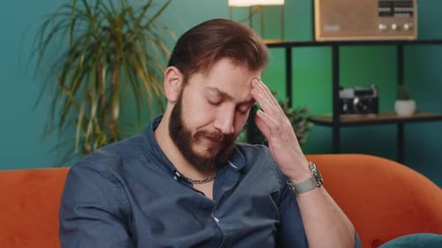 Mann, Typ zu Hause, leidet an einer unfairen Situation, einem Problem, einer Trennung, einer Depression, einem schlechten Gefühl, Burnout