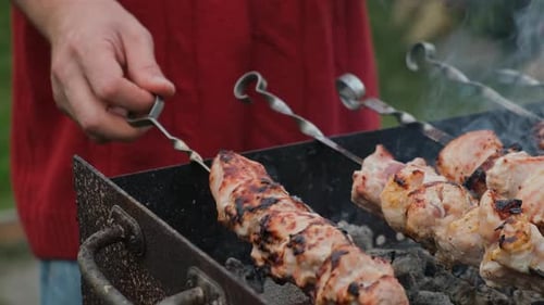 Schaschlik Grillen Grillen Zubereitung Hände Kochen Fleischspieße im Freien