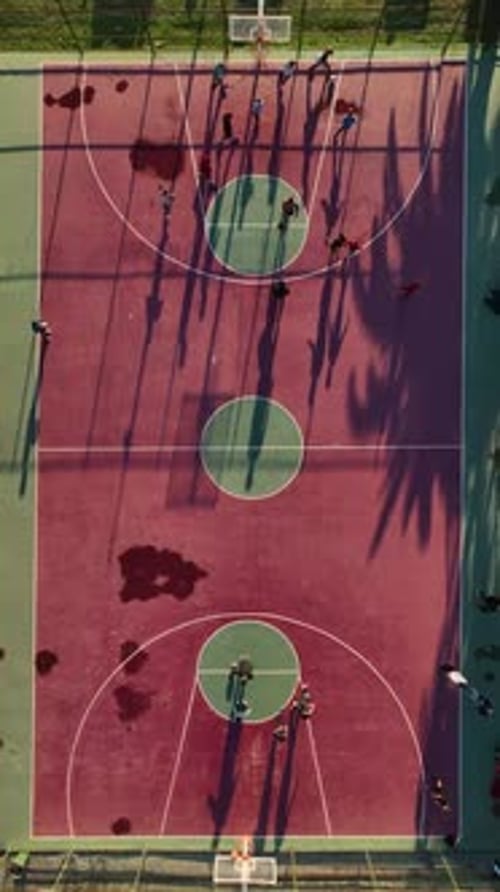 Vertikale Video-Luftaufnahme des Basketballspiels am schönsten Strand von Alanya, Türkei