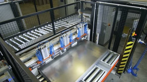 La machine automatique Upper View prend et transporte des pièces métalliques
