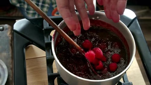 Cuisson de la confiture de fraises