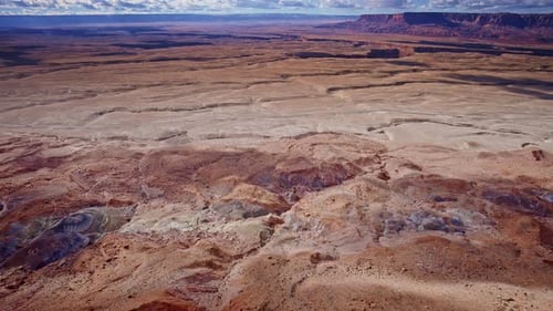 Impresionantes imágenes aéreas de torres rocosas y capas de colores en la región de los hoodoos en forma de hongos venenosos.