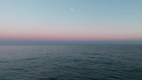 Reisen Sie mit Moon Afternoon im Meerwasser