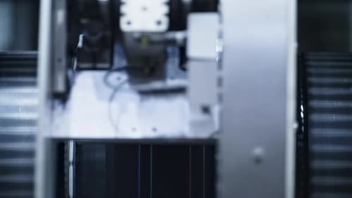 Arbeitsprozess der Reifenprägemaschine in Nahaufnahme beim Spinnen von Gummiband im Werk. Modernes Ich aus nächster Nähe...