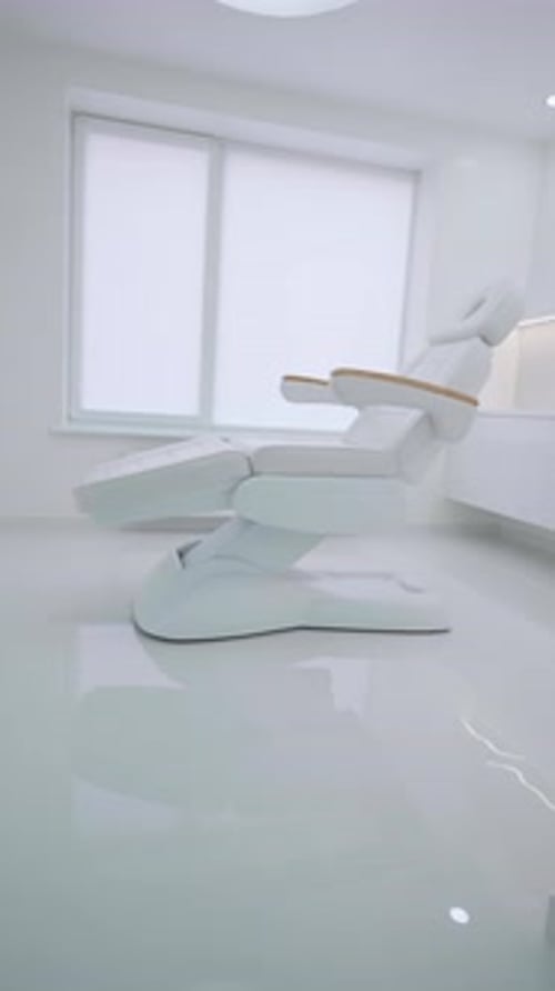 Une chaise de cosmétologie blanche dans un bureau lumineux