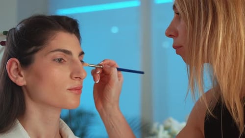 Professionelles Make-up-Anwendungs-Tutorial mit einem Beauty-Experten und Kunden in einem modernen Studio