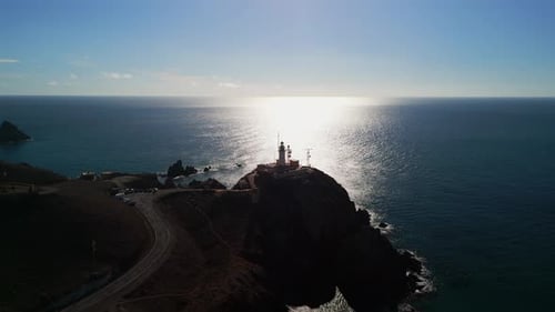 Luftaufnahme eines Leuchtturms am Mittelmeer in Andalusien, Spanien