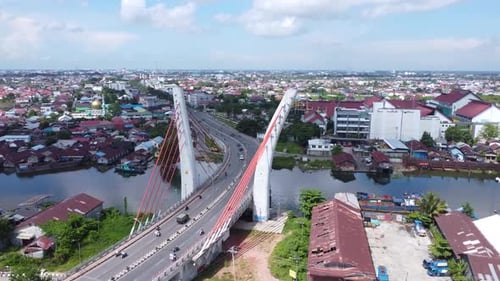 Vue aérienne du pont Sei Alalak situé à Banjarmasin, connu comme le premier pont voûté