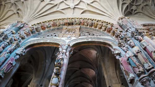 Panela de transporte, boneca para cima com estatuetas sagradas esculpidas do apóstolo no topo em pedra, Catedral de San Ma