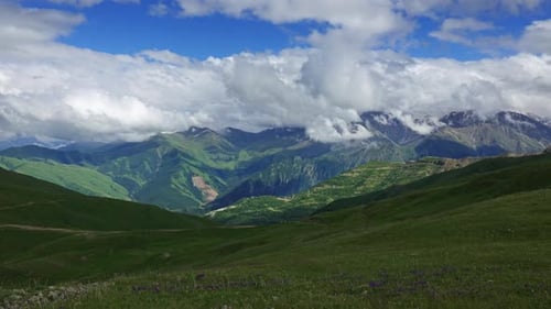 Sommerlandschaft im Kaukasus