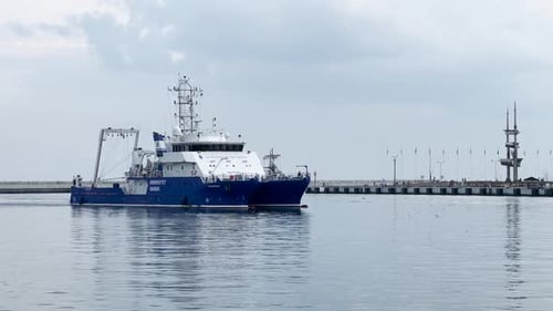Das Wissenschaftsschiff der Universität Danzig läuft in den Hafen von Gdynia ein