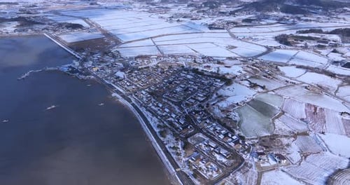 Vista aérea da vila de Snowy Jupo Hanok e da estrada costeira de Hampyeong