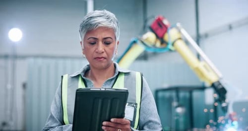 Ingénieur, robotique et femme mûre sur tablette en usine pour la chaîne de montage, le logiciel et l'inspection