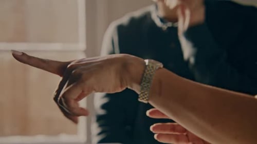 Feche as mãos planejando tarefas de informação no laptop.