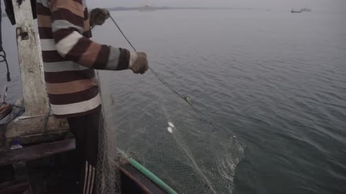 Die Netze sortieren, um die Fänge einzusammeln: ein kleiner Fischfang von traditionellen Fischern im kleinen V