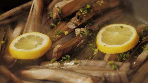 Palourdes rasoirs et fruits de mer grillés sur le marché | Navajas espagnols | Cuisine traditionnelle en Espagne | Catalogne