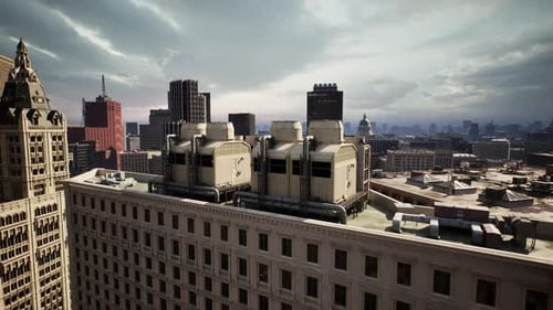 Vue sur l'horizon urbain avec infrastructure sur le toit et nuages Théâtraux au coucher du soleil