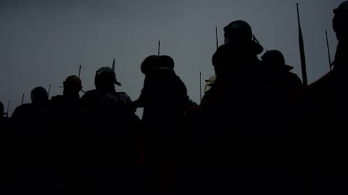 Gruppe epischer Armeen Eine Truppe historischer Gladiatoren in Uniform zieht in den Krieg