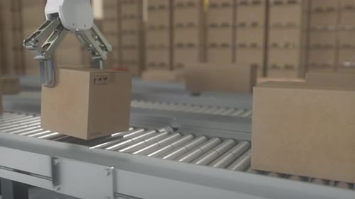 Brazo robótico automatizado en un almacén de distribución inteligente. Cajas de cartón en la línea de cinta transportadora