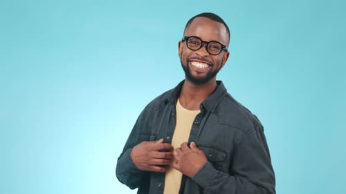 Modisches, glückliches Gesicht eines schwarzen Mannes auf blauem Hintergrund in trendiger Kleidung, Stil und coolem Outfit