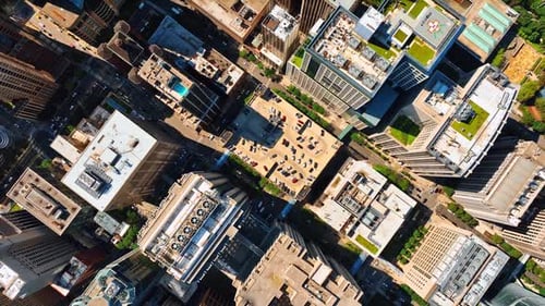 Flug über die Dächer höherer und niedrigerer Gebäude in der urbanen Stadt.