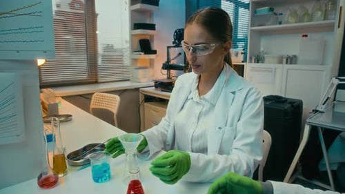 Leitende Chemiker beaufsichtigen die Arbeit einer jungen Kollegin im Forschungslabor