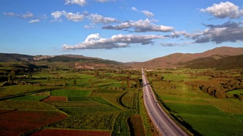 Luftaufnahme der Autobahn durch Green Valley