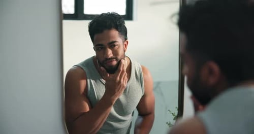Sich fertig machen, selbstbewusst oder Mann am Spiegel im Badezimmer, Gesichtsinspektion