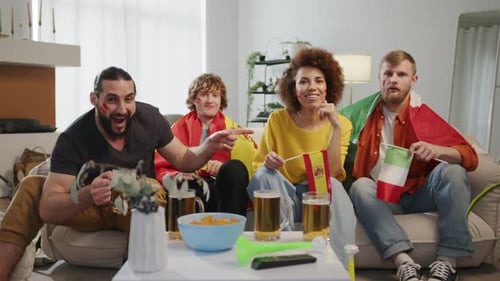 Amigos espanhóis e italianos: fãs de futebol assistindo à partida entre Itália e Espanha na TV